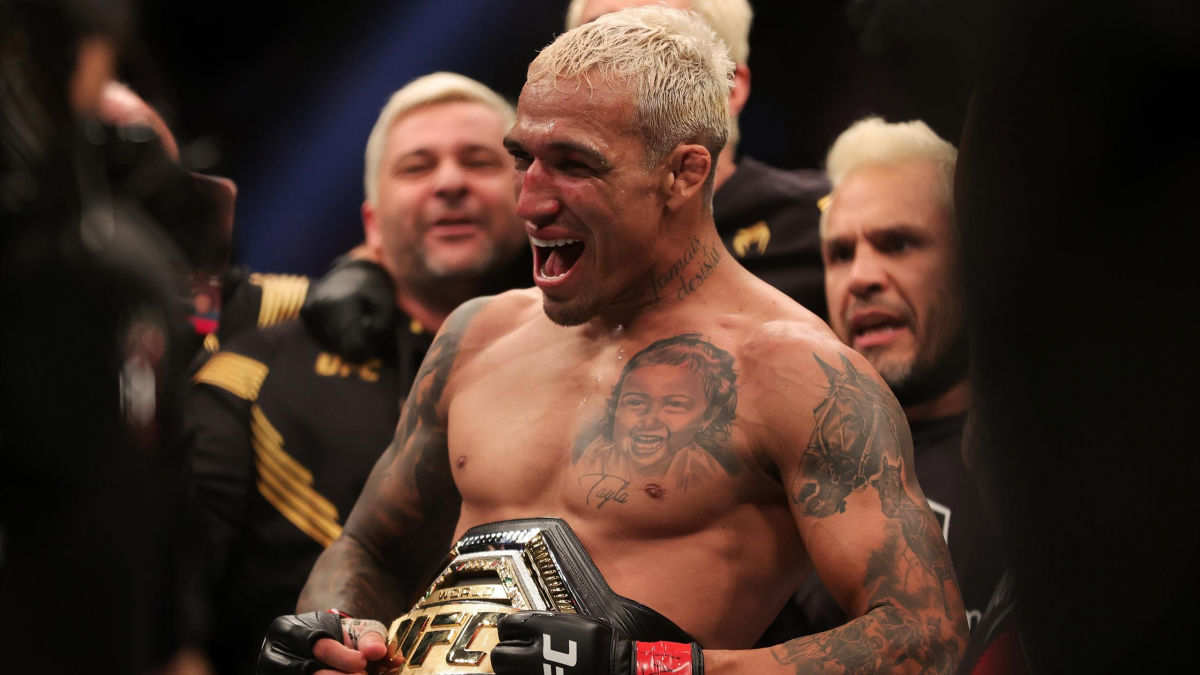 Эффектный удушающий прием: боец UFC Оливейра защитил титул в легком весе 