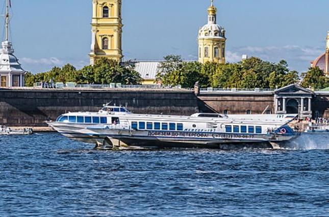 В России пассажирский теплоход на полном ходу "поцеловал" набережную – видео ЧП