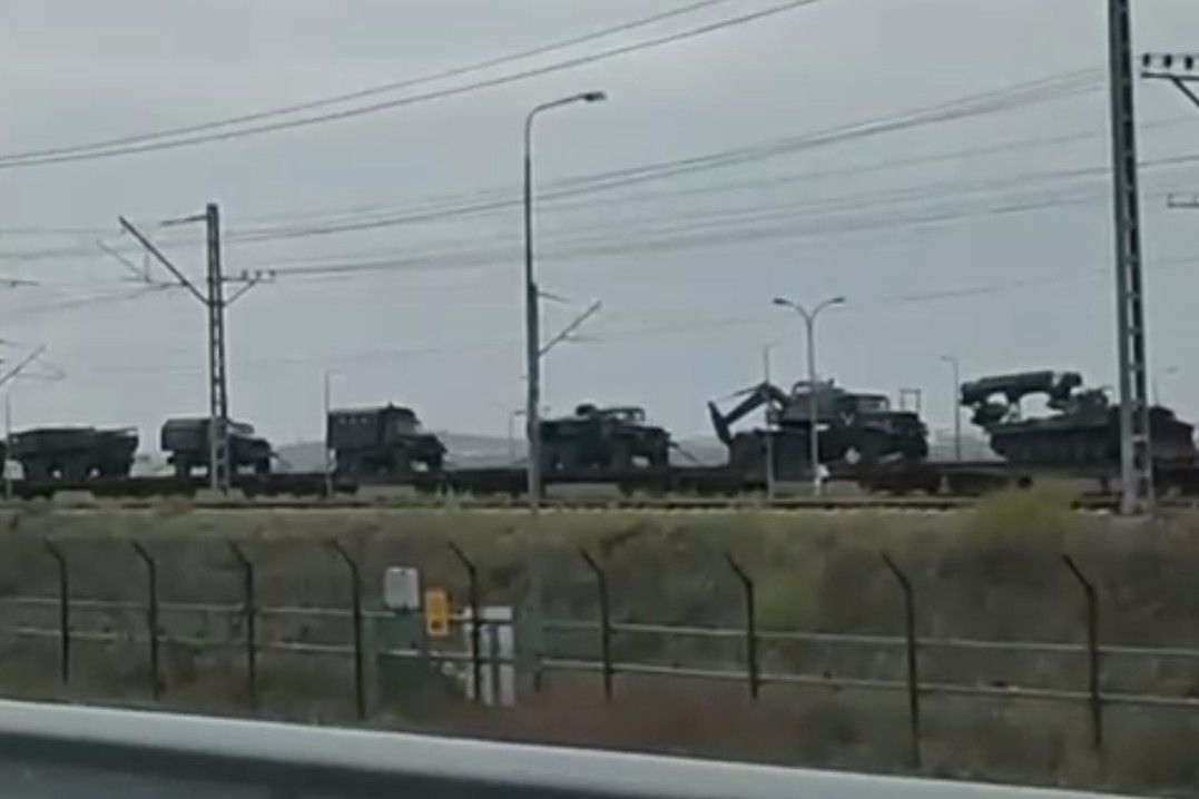 ​РФ массово гонит вооружение в Крым: огромная колонна с танками и САУ замечена у Крымского моста