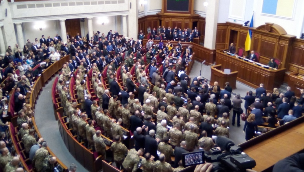 Военные пришли в Верховную Раду Украины – политики поприветствовали их стоя