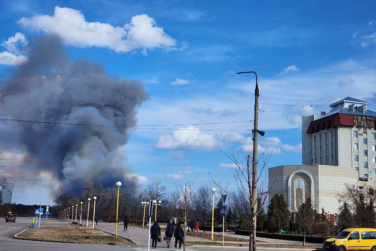 В Энергодаре, захваченном оккупантами, мощный пожар: город в черном дыму