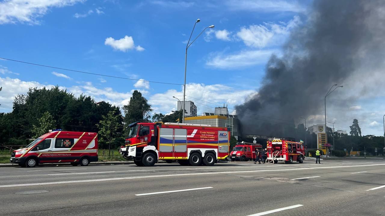 В Киеве авто на скорости врезалось в колонку АЗС: подробности серьезного пожара с пострадавшими