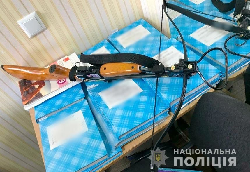 В Полтаве девушка устроила стрельбу из арбалета по учителям прямо в школе