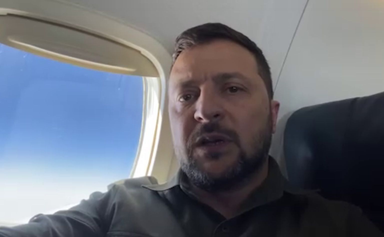 Зеленский из самолета в Грецию рассказал о двойном усилении ВСУ