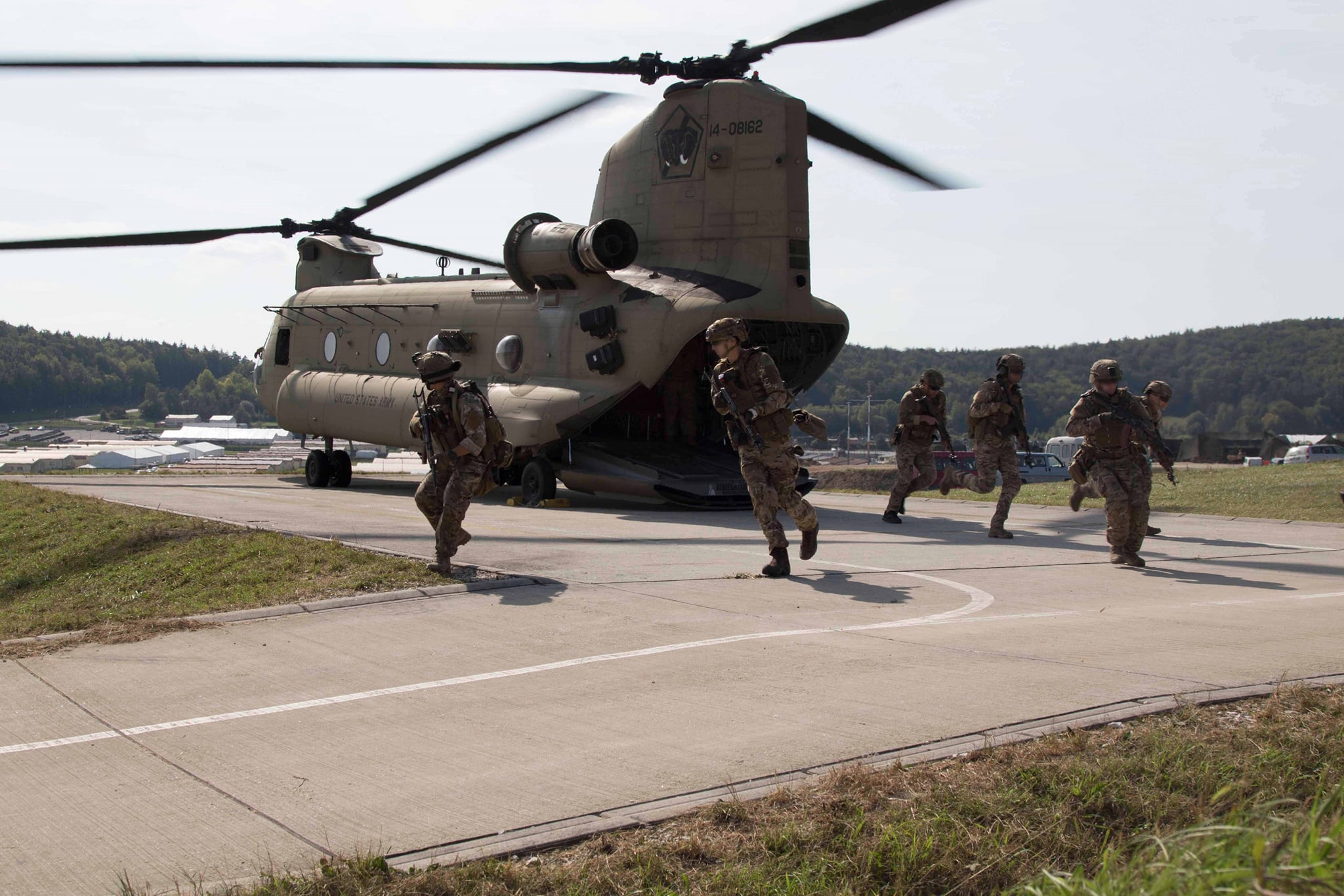 Спецназ ССО ВСУ произвел высадку на вертолетах США Black Hawk и Chinook: в полной боевой готовности