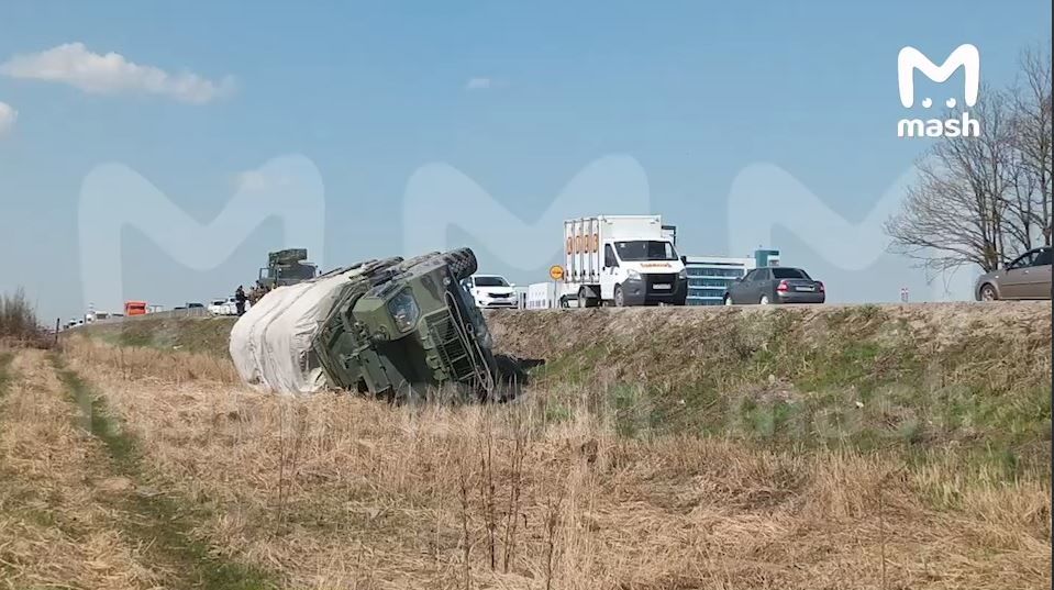 В РФ добровольно "денацифицировался" груженный боеприпасами грузовик, который ехал в Украину 