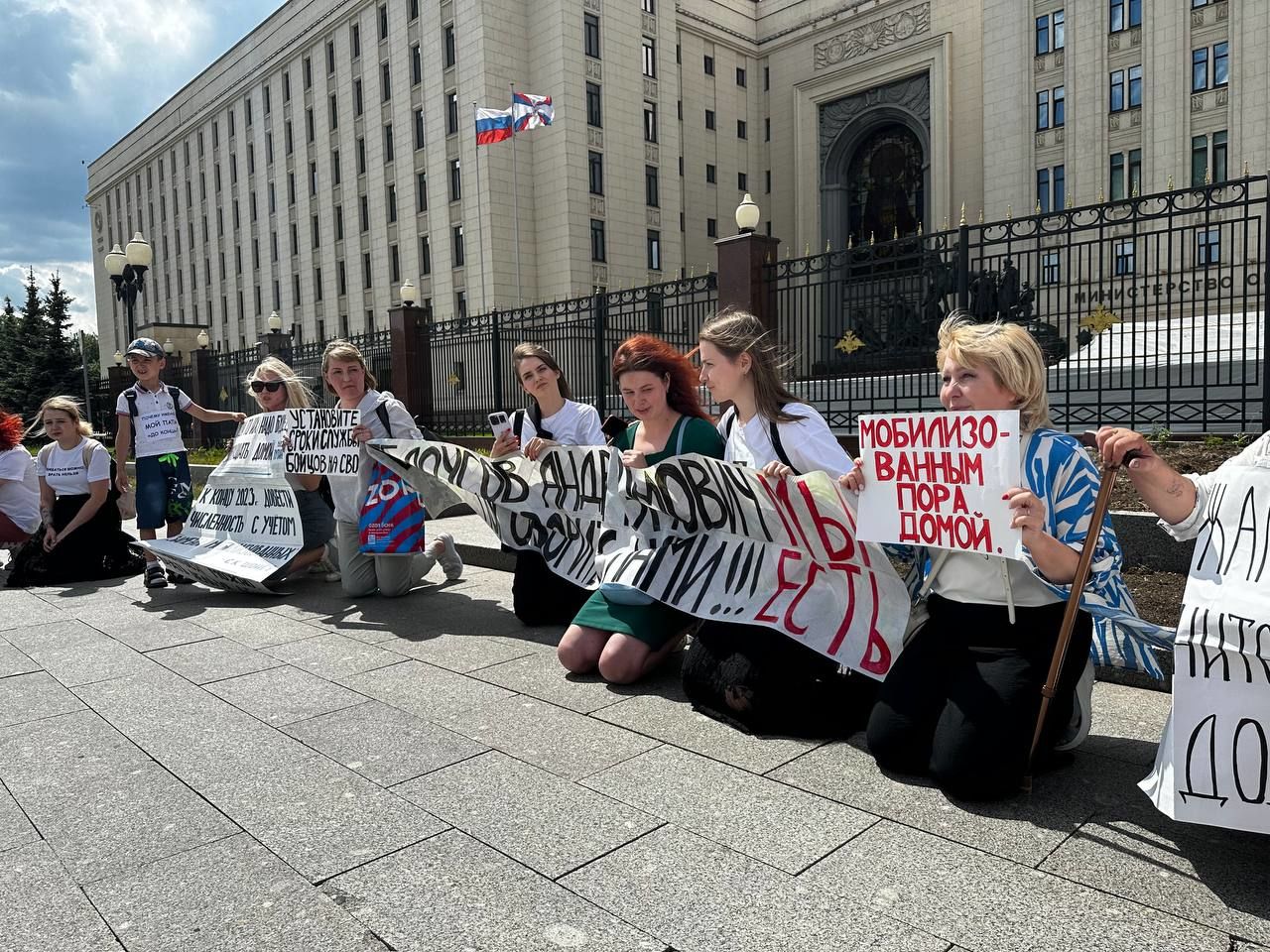 Россиянки встали на колени в Москве из-за войны с Украиной, выдвинув требование