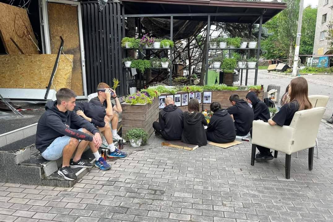 ​Фото, которое рвет душу: выжившие сотрудники пиццерии Краматорска пришли на место удара
