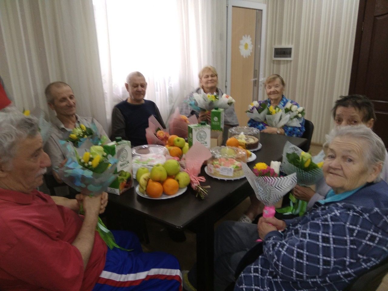 ​В Украине пенсионерам и детям, нуждающимся в уходе, положены выплаты: названы суммы и условия получения