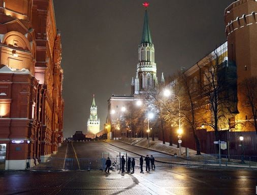 Ночью в Москве полиция "зачистила" Красную площадь. В Кремле работал реанимобиль