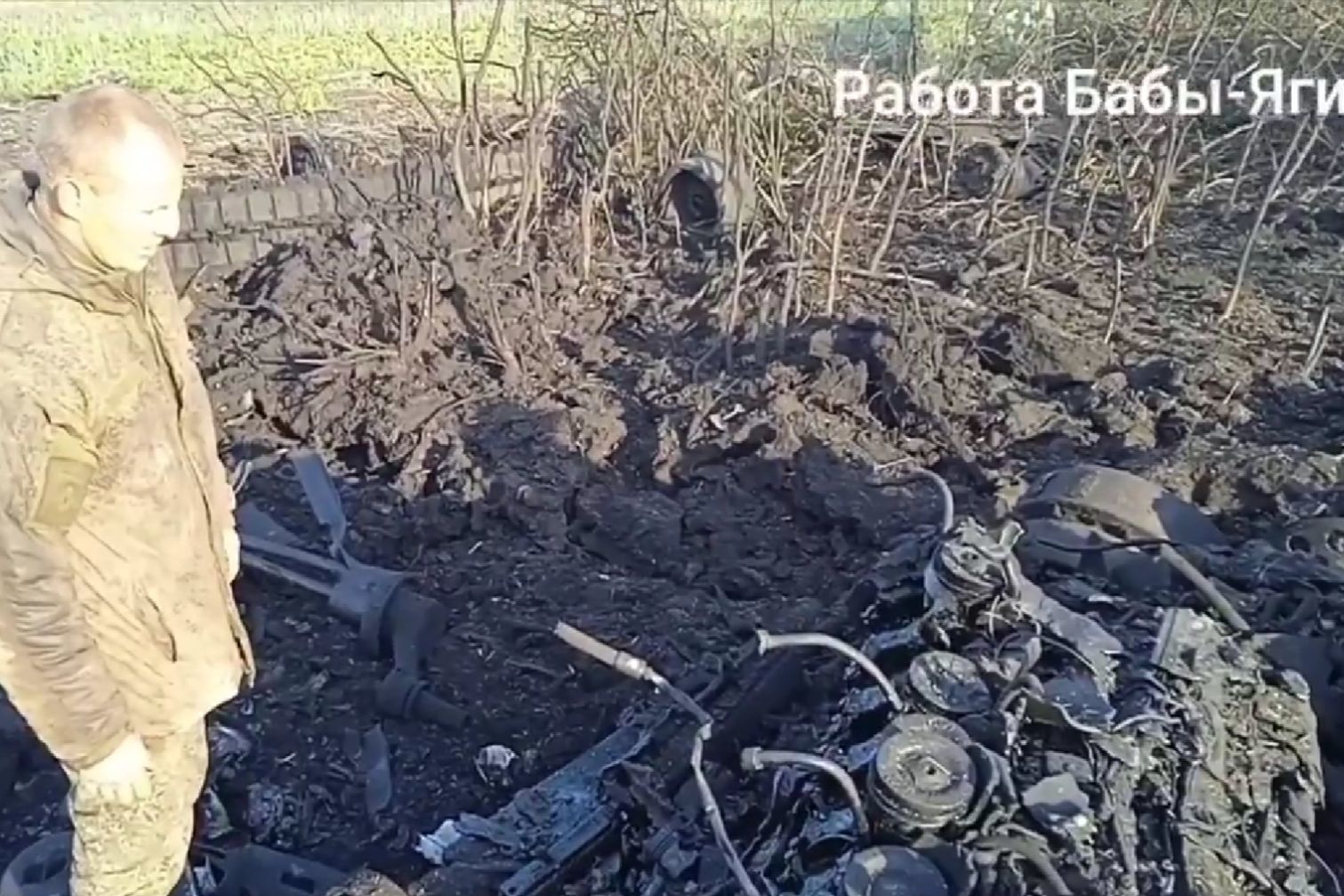 ​"Баба Яга" оставила кратер на месте российской гаубицы "Мста-С": в Сеть попали эпичные кадры