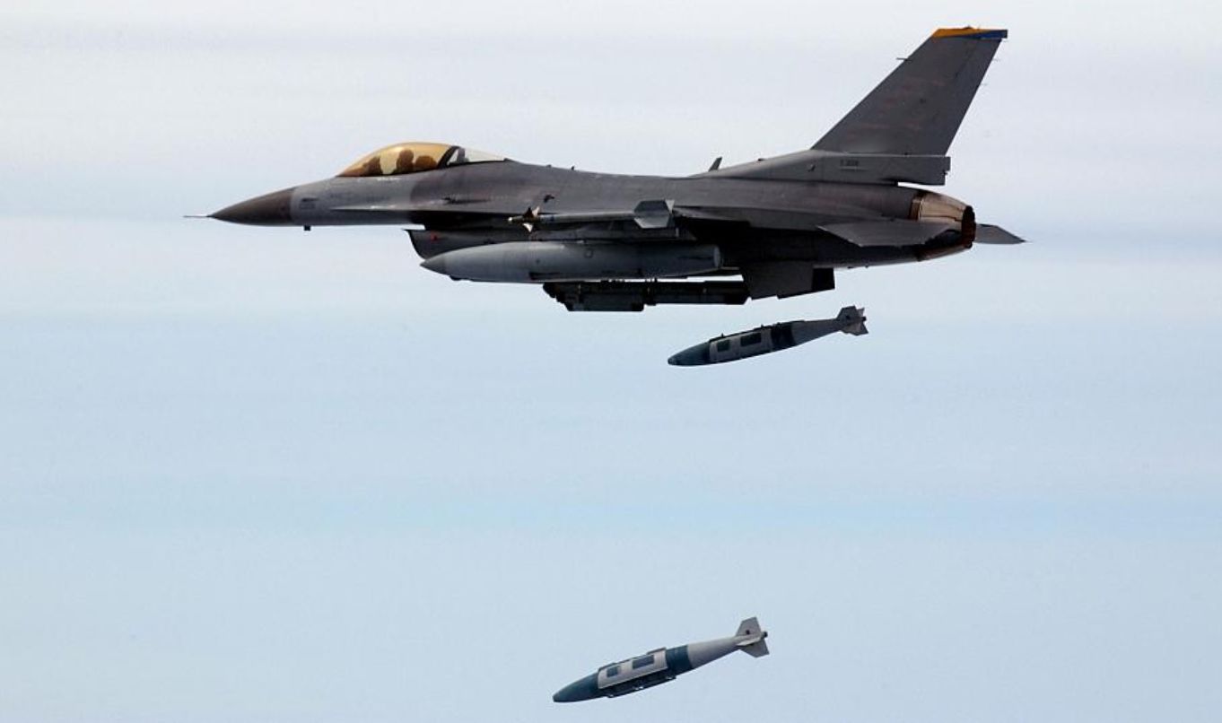 Страна НАТО передает Украине F-16, разрешив удары по России, – СМИ