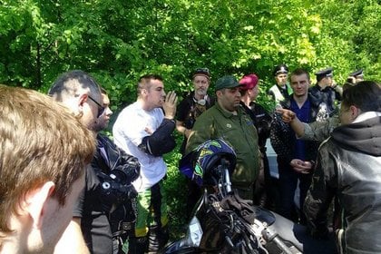 В центре Харькова подстрелили путинского "ночного волка" с запрещенной  символикой - СМИ