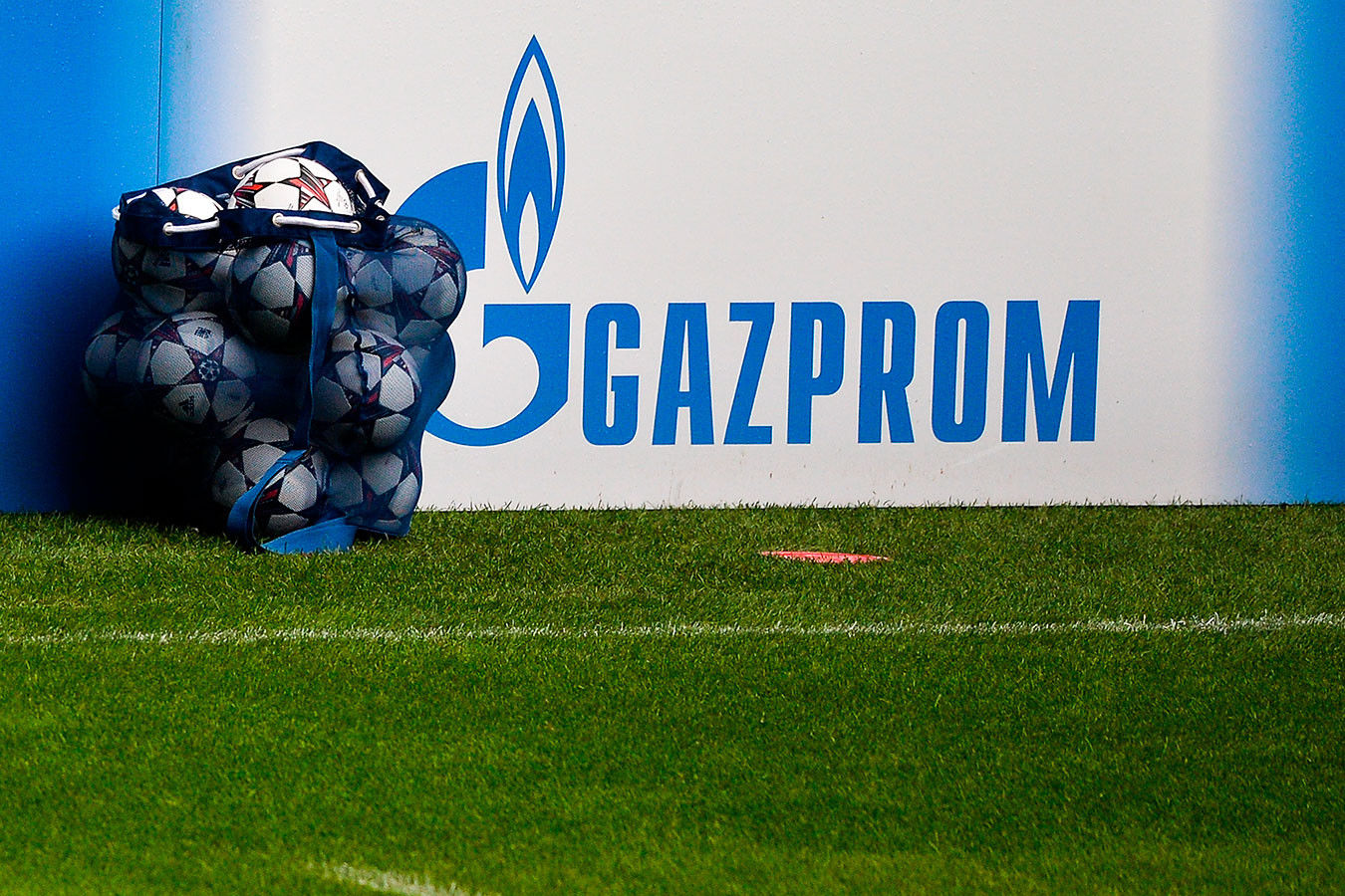 50 млн евро от "Газпрома": Bild узнала подноготную решения УЕФА по лозунгу "Героям слава!"