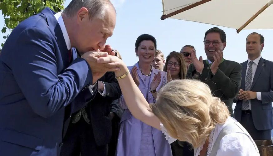 Экс-глава МИД Австрии Кнайсль, танцевавшая на свадьбе с Путиным, переехала в РФ и сделала скандальное заявление