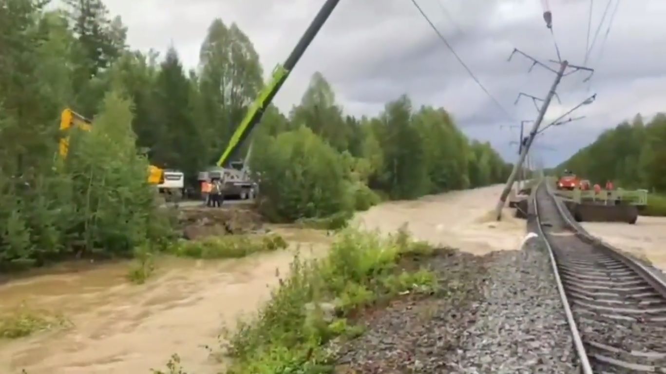 В России прорвало дамбу - поток воды снес часть БАМа, убытки на миллиарды