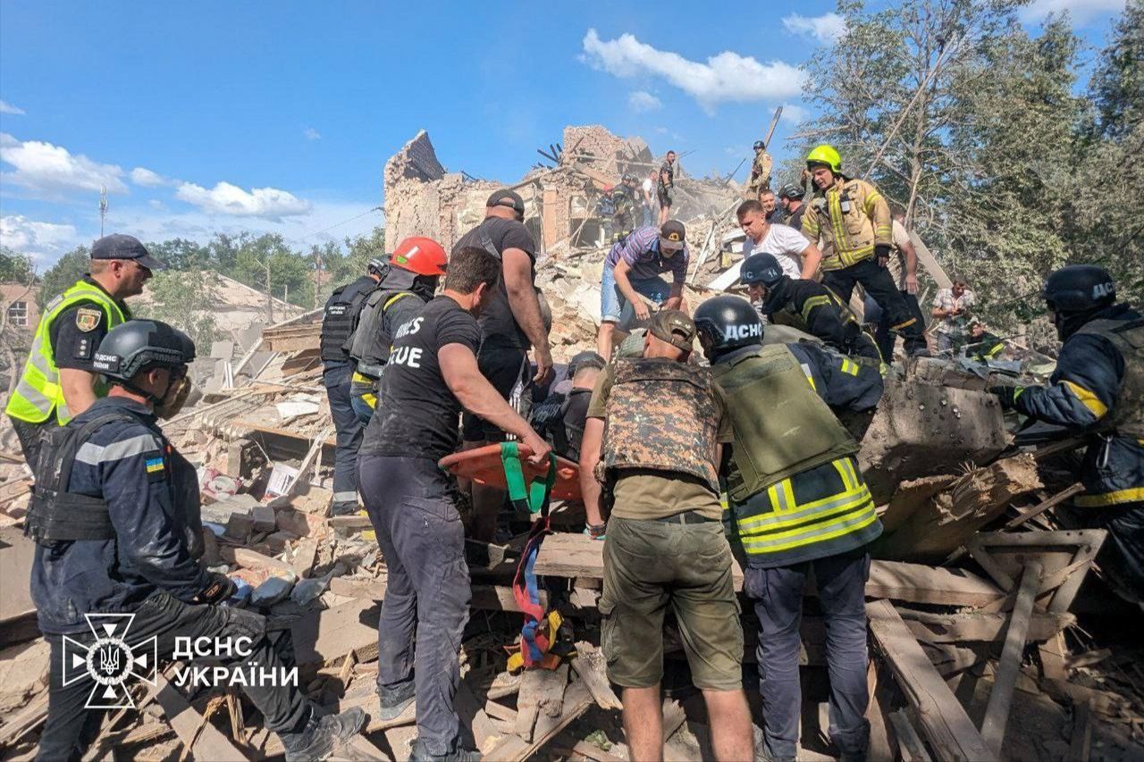 ​РФ ударила баллистикой по родному городу Зеленского: много жертв и пропавших без вести