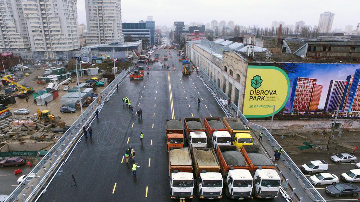 Сеть потрясло фото Шулявского моста в Киеве после ремонта: он держится на досках