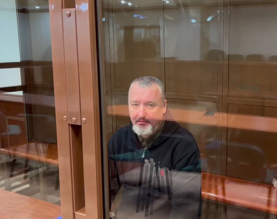 Кремль нанес новый удар по Гиркину: появилось фото из "клетки" в суде