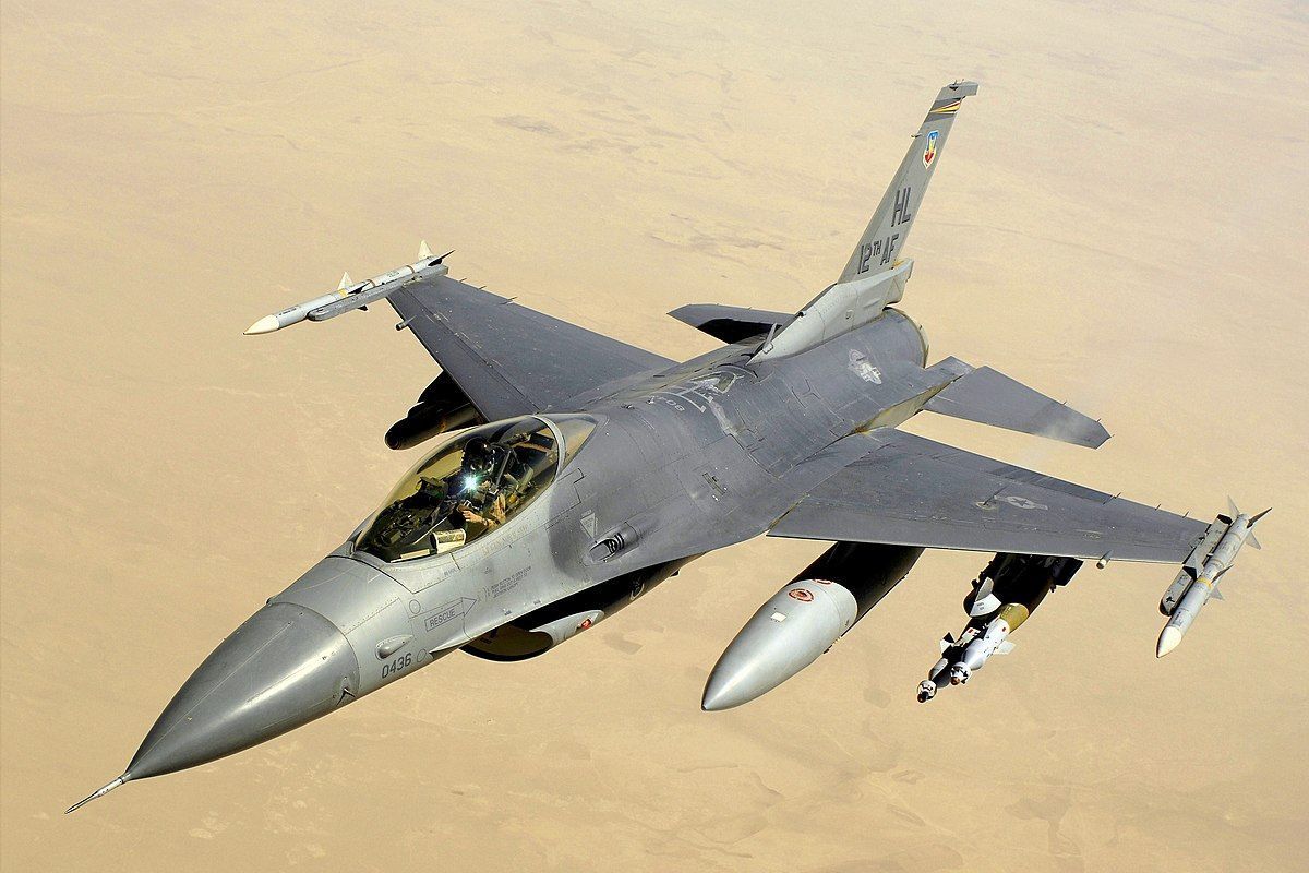 ​США подготовят украинских пилотов F-16 только к концу года - Politico