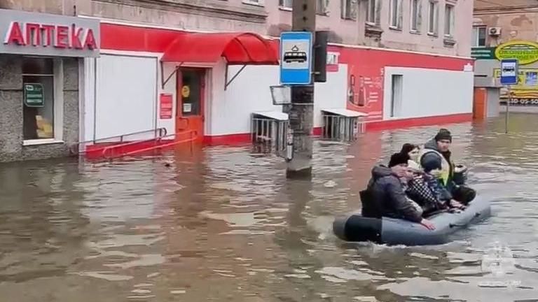 Жителі Орська й Оренбурга, що потопають, у нестямі від люті звернулися до влади РФ: "Навіщо ви брешете, сволота!" 