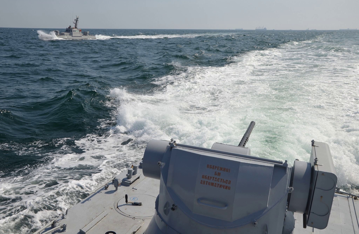 ​Российский корабль "Дон" протаранил рейдовый буксир ВМС Украины в Азове: появились кадры