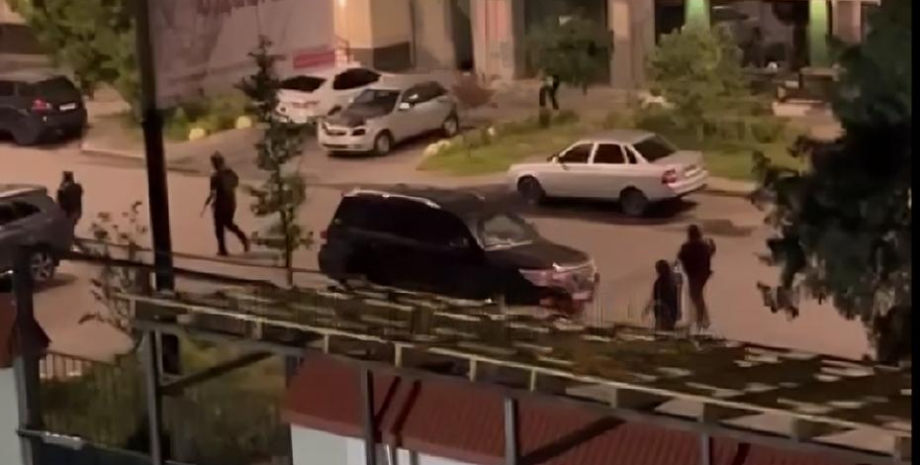 У Махачкалі спецназ знову вийшов на вулиці зі зброєю: відео події потрапило у Мережу